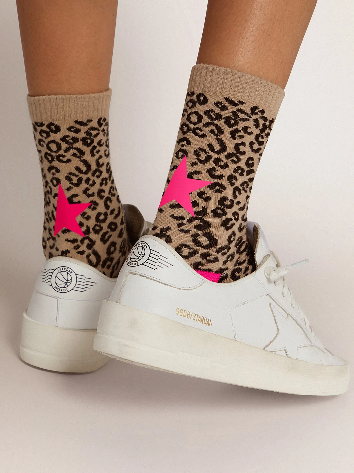 Animal-print socks with sand-colored base and fuchsia details